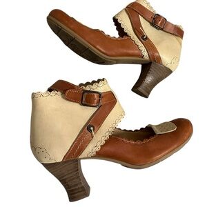 Gold Button 8.5 leather ankle booties w/floral detail excellent used condition